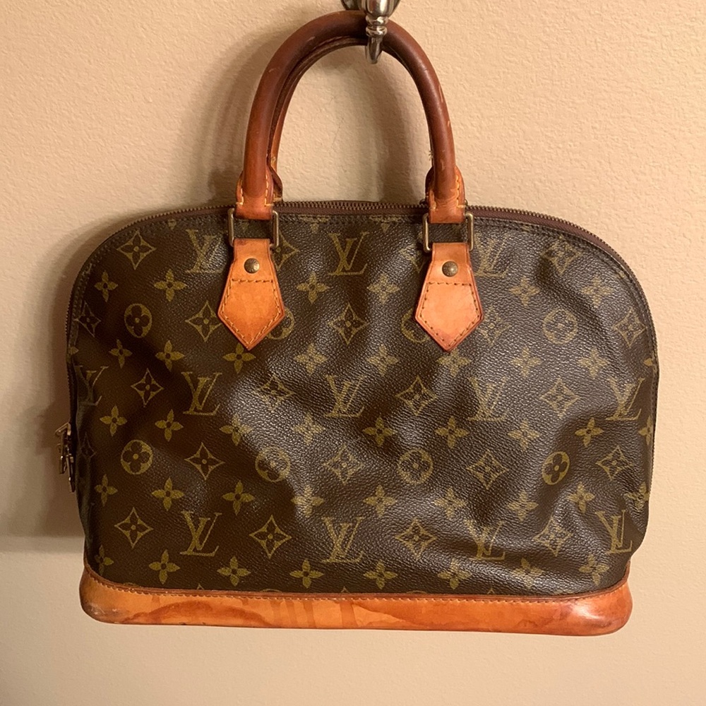 Authentic Louis Vuitton monogram Alma purse with date code BA0914